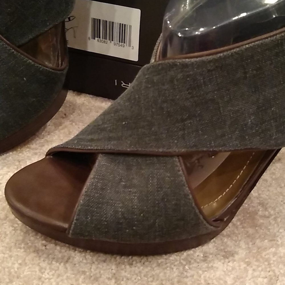 Tahari denim and leather heels, peep toe, blue, black, brown - Picture 3 of 11